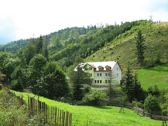 Hotel Bocy Ошчадница Экстерьер фото